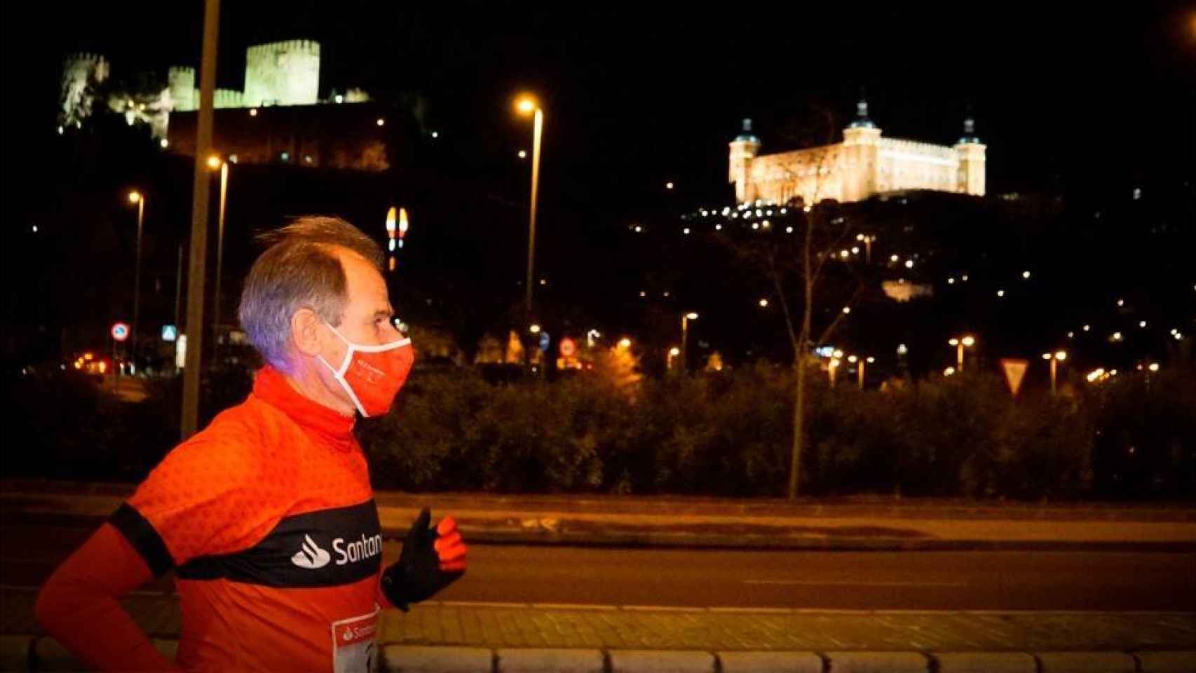 Abel Antón corriendo por las calles de Toledo este viernes