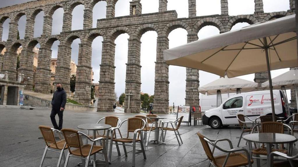 Un hombre pasea cerca del acueducto de Segovia.