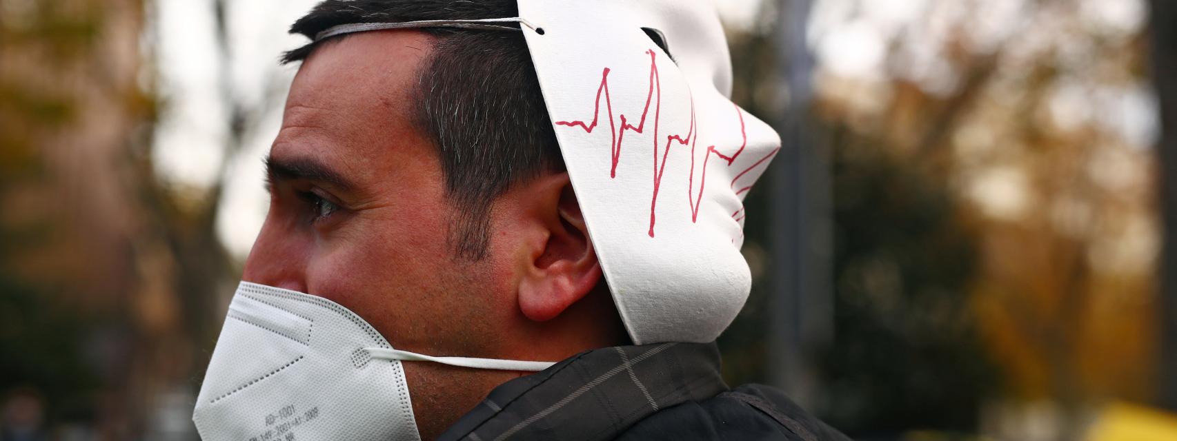Un hombre con mascarilla en la manifestación por la sanidad pública, en Madrid.