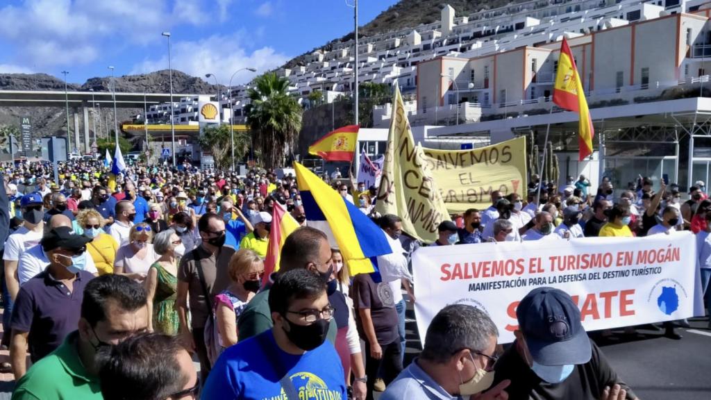 Los vecinos de Mogán en la manifestación en la que piden al Gobierno el desalojo de los migrantes de los hoteles.