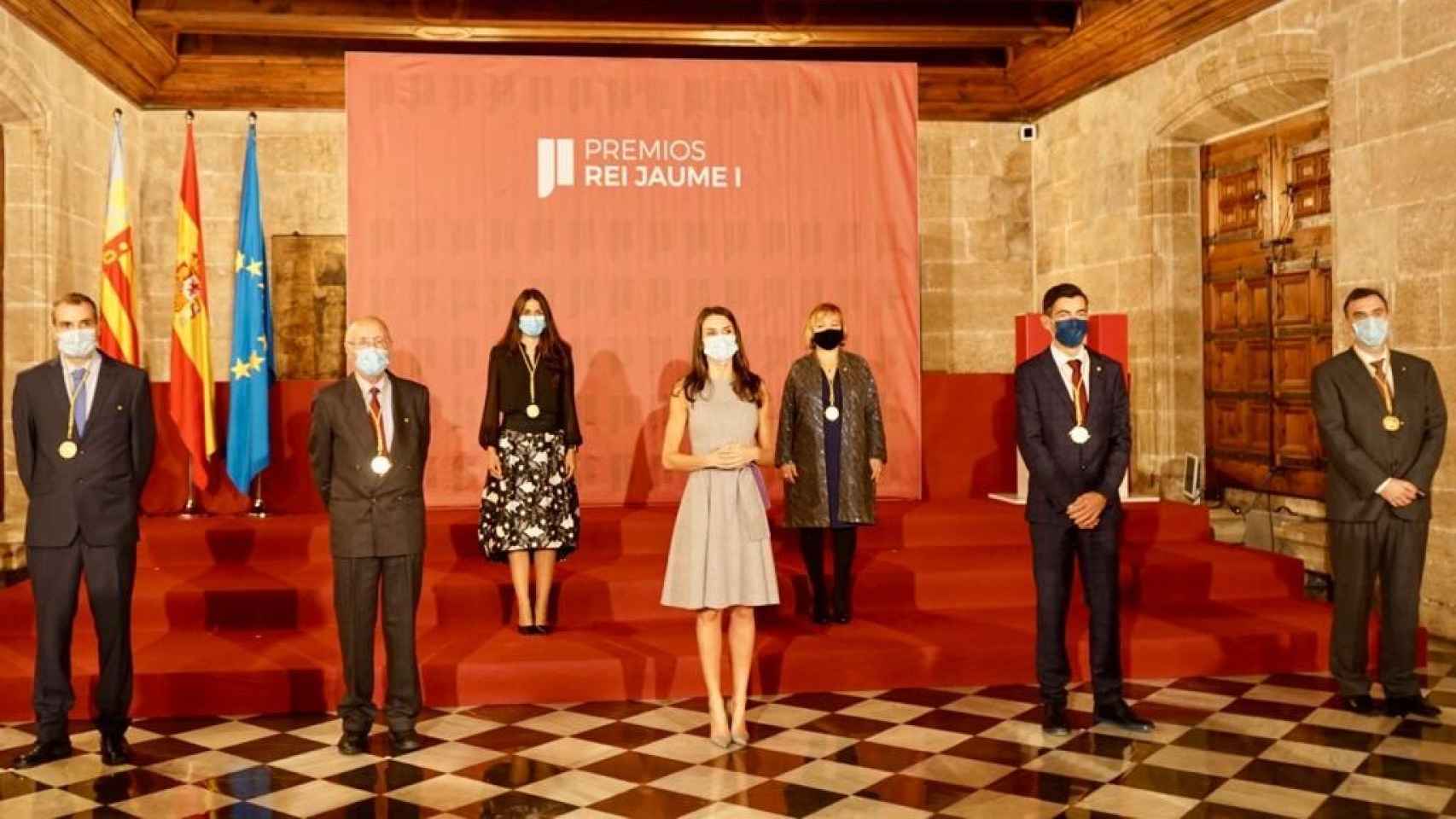 La Reina Letizia posa junto a los premiados de los Rei Jaume I. EE