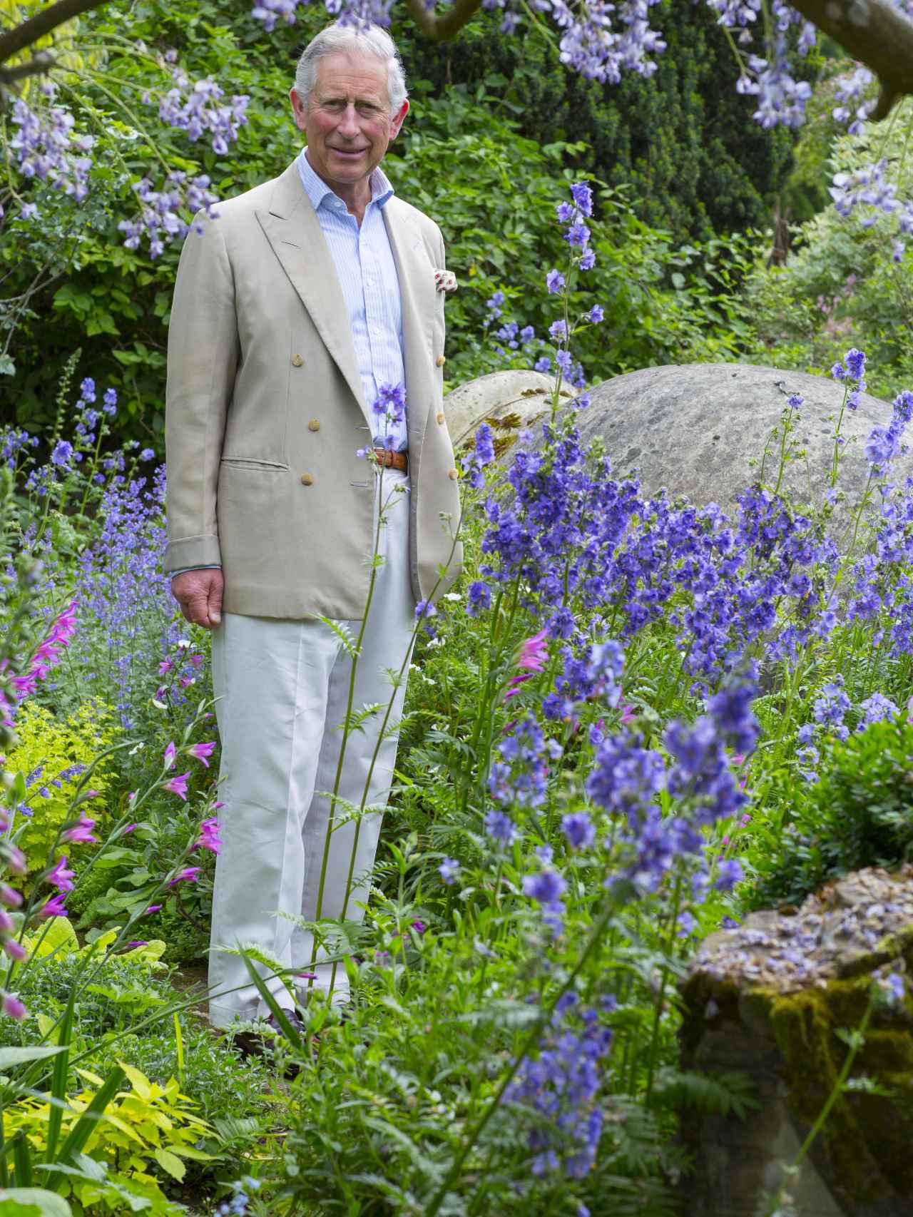 Carlos de Inglaterra en sus jardines de Highgrove House, su lugar favorito de Londres.