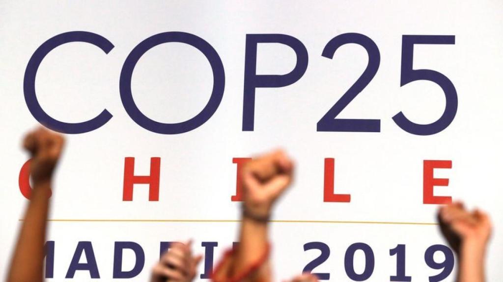 Varios activistas alzan sus puños después de la sesión plenaria de la Cumbre Climática, el año pasado en Madrid.