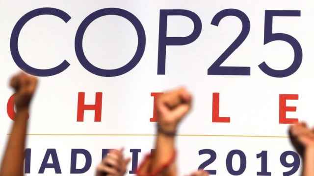 Varios activistas alzan sus puños después de la sesión plenaria de la Cumbre Climática, el año pasado en Madrid.