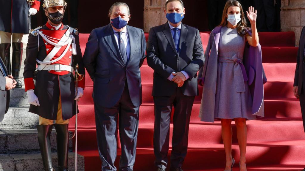 Letizia triunfa con un vestido y abrigo conjuntados firmados por Carolina Herrera.