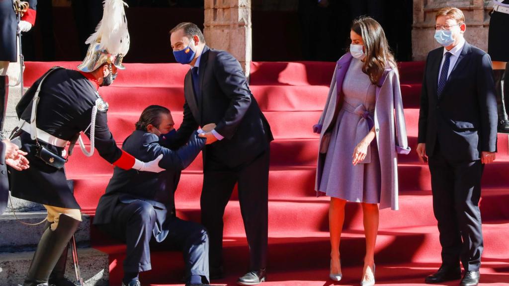 Vicente Boluda se levanta ayudado por José Luis Ábalos y un guardia.