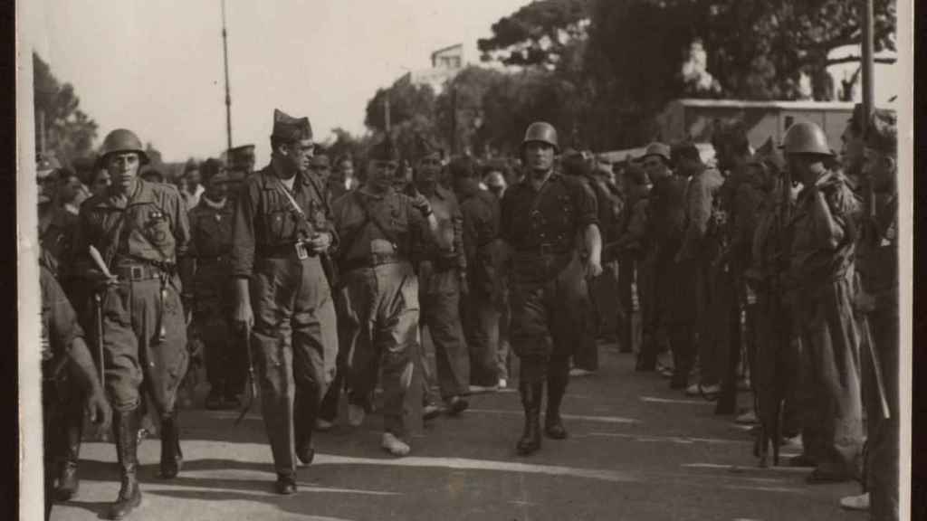 Manuel Uribarry pasando revista a sus tropas en octubre de 1936.