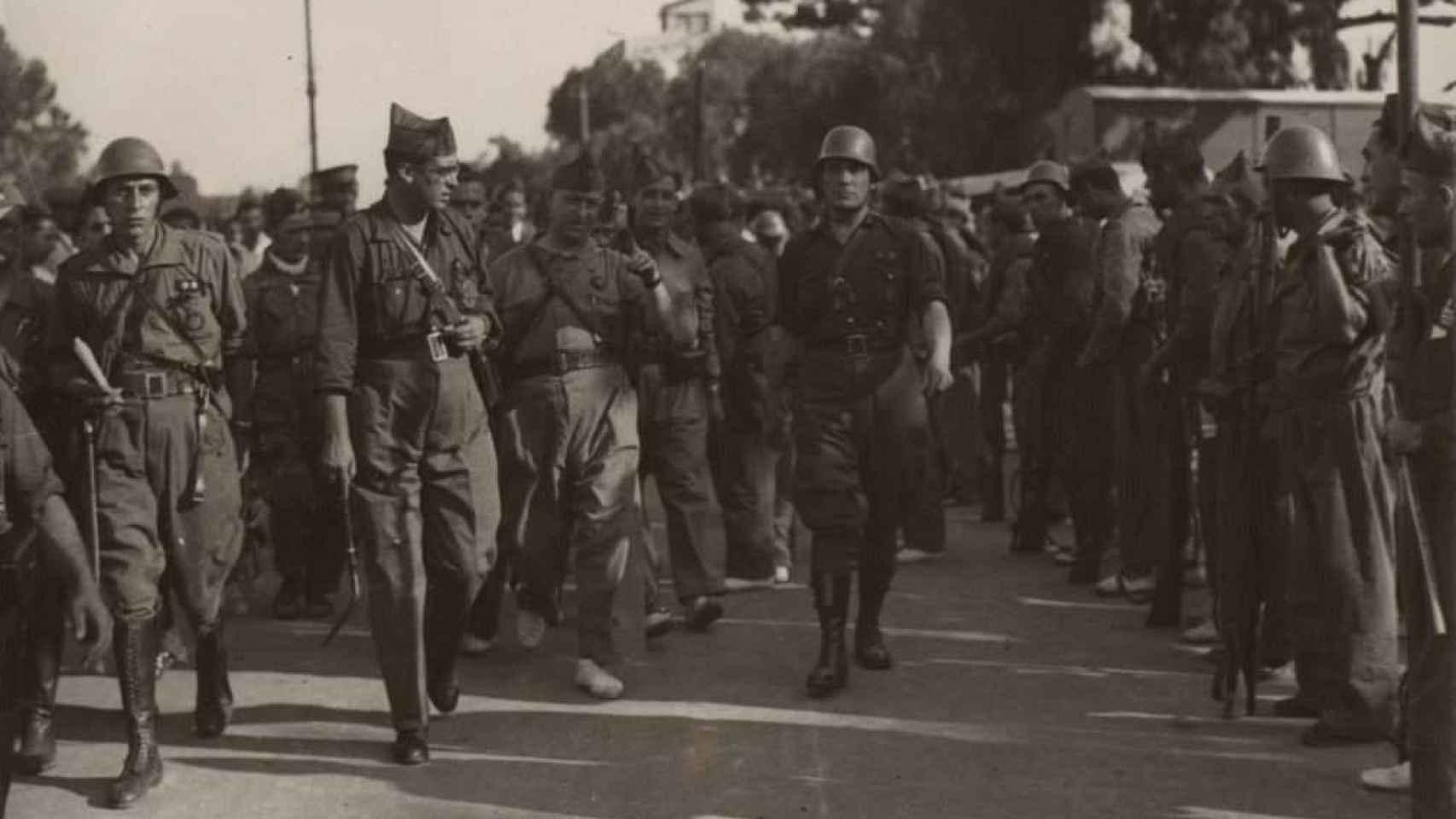 Manuel Uribarry pasando revista a sus tropas en octubre de 1936.