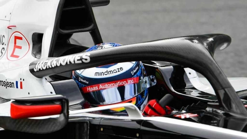 Grosjean en su Haas con el halo en primer plano