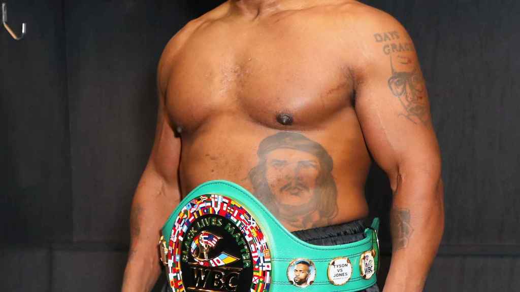Mike Tyson, con el cinturón de campeón
