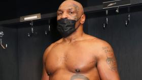 Mike Tyson, con el cinturón de campeón