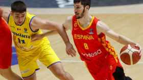 Darío Brizuela ante Radu Virna, en el España - Rumanía de clasificación del Eurobasket 2022