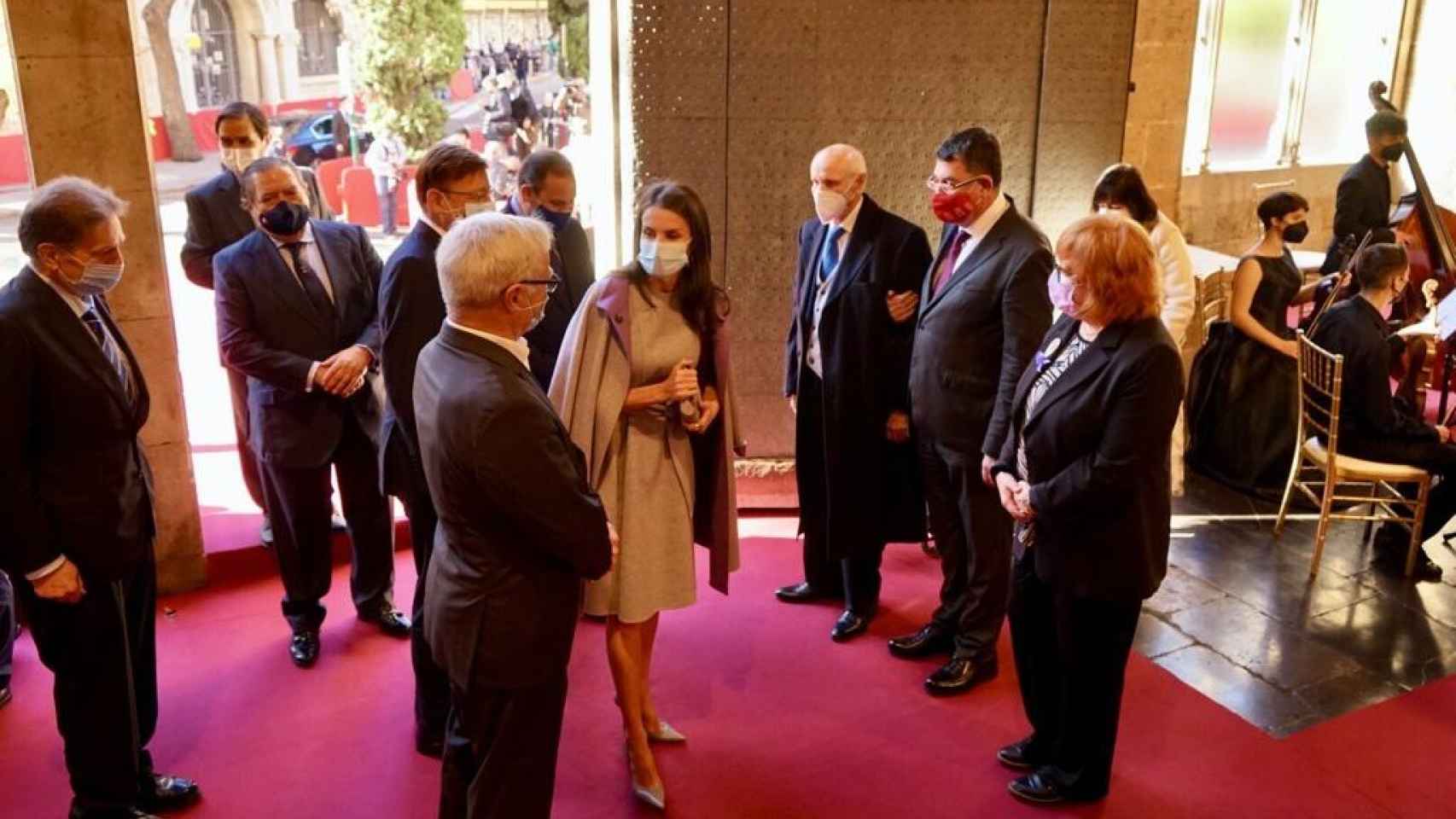 La Reina Letizia, a su llegada a la Lonja de Valencia para la entrega de los Premios Rei Jaume I. EE