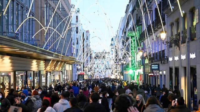 Vista de la calle Preciados de Madrid este domingo por la tarde. Efe