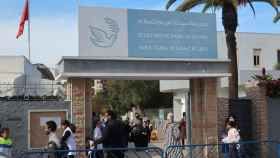 Varias personas a las puertas de la escuela Notre Dame de la Paix de la institución Escuelas Católicas de Marruecos (ECAM), de Rabat.