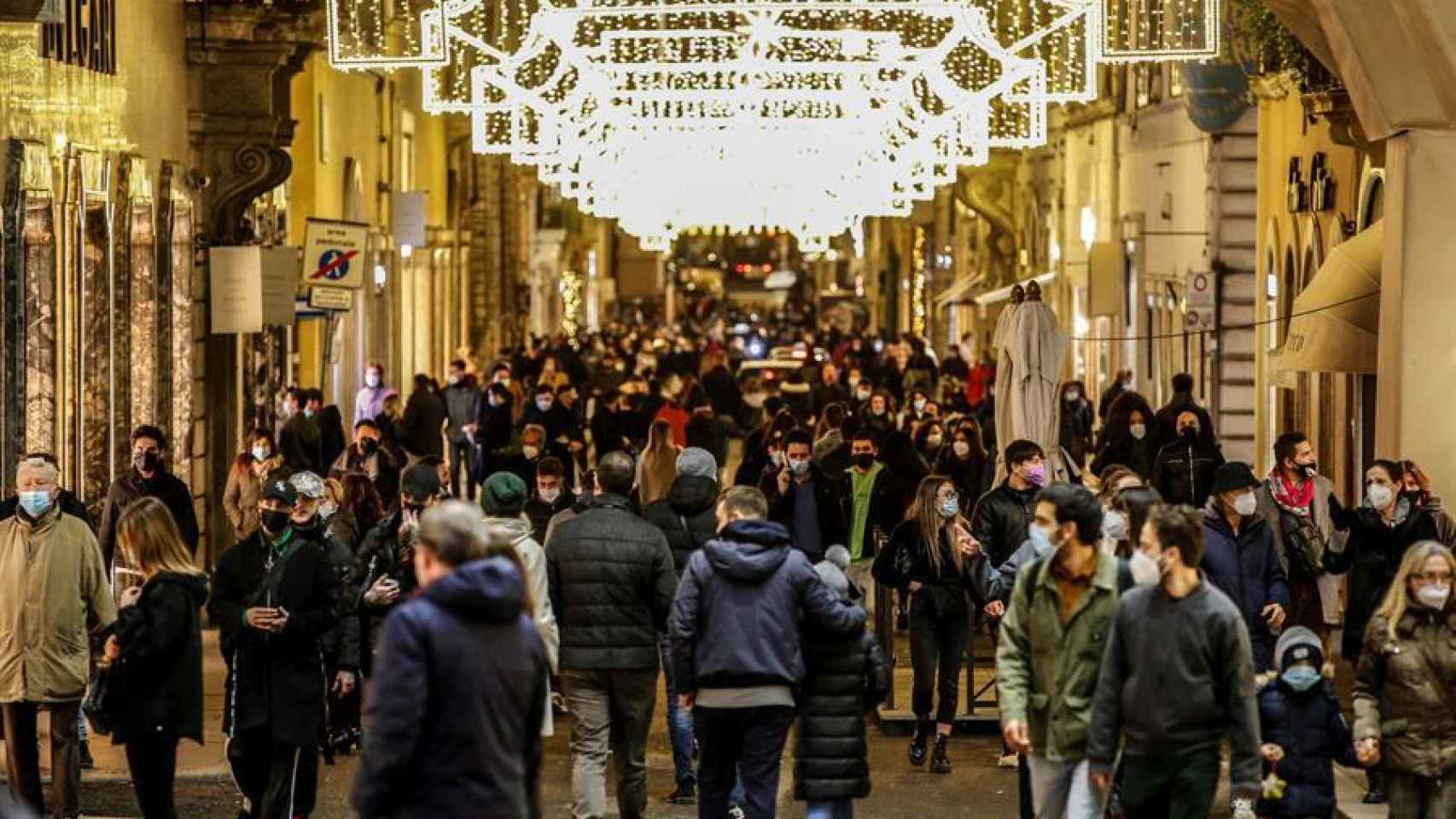 Gente de compras navideñas en Roma.