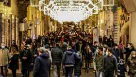 Gente de compras navideñas en Roma.