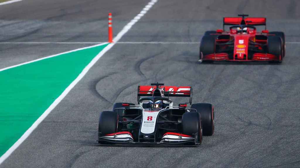Coche de Fórmula 1 de Grosjean con el halo encima del piloto