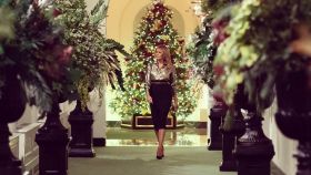 Melania Trump camina ante el árbol de Navidad del interior de la Casa Blanca.