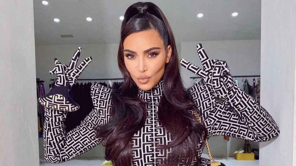 Una coleta ondas con el cabello suelto con caída en ondas es característico de Kim Kardashian.