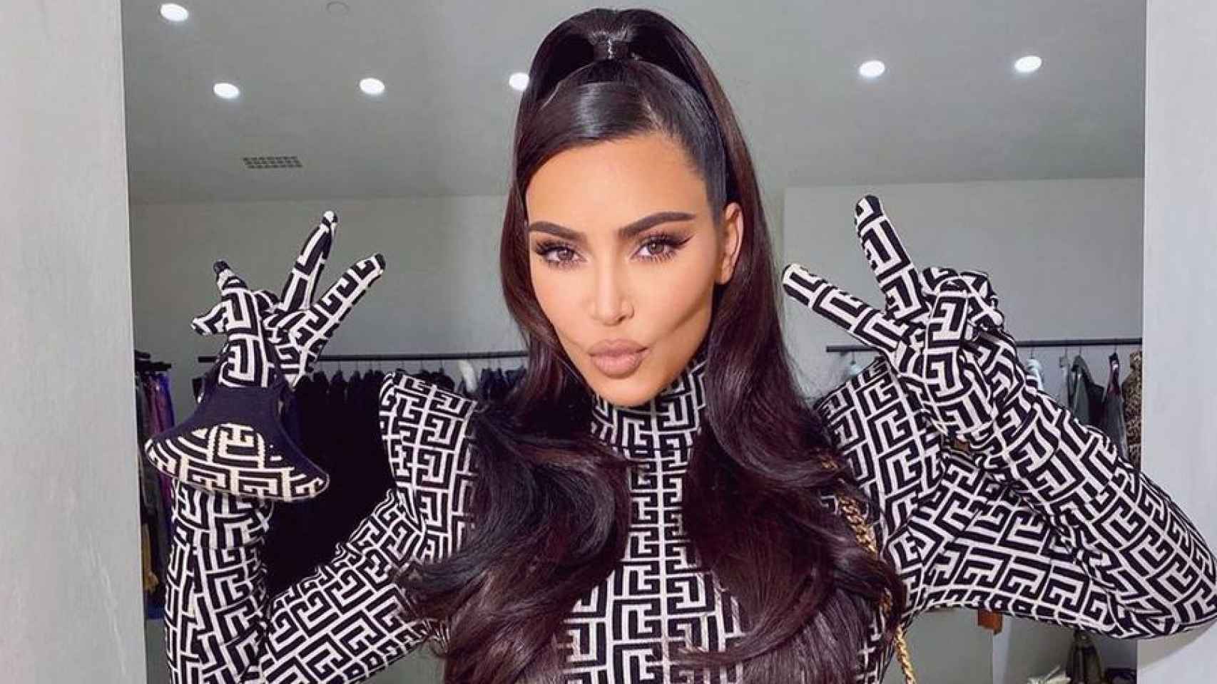 Una coleta ondas con el cabello suelto con caída en ondas es característico de Kim Kardashian.