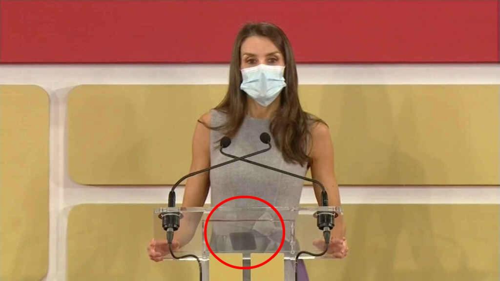 Este lunes en Valencia, Letizia volvió a recurrir a su dispositivo favorito donde guarda sus discursos.