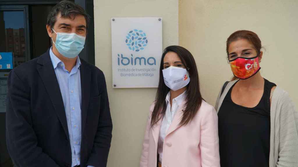 Jesús Miguel Guzman director Gerente del IBIMA, Elena Castro y Marta Cardona, directora de CRIS contra el cáncer.