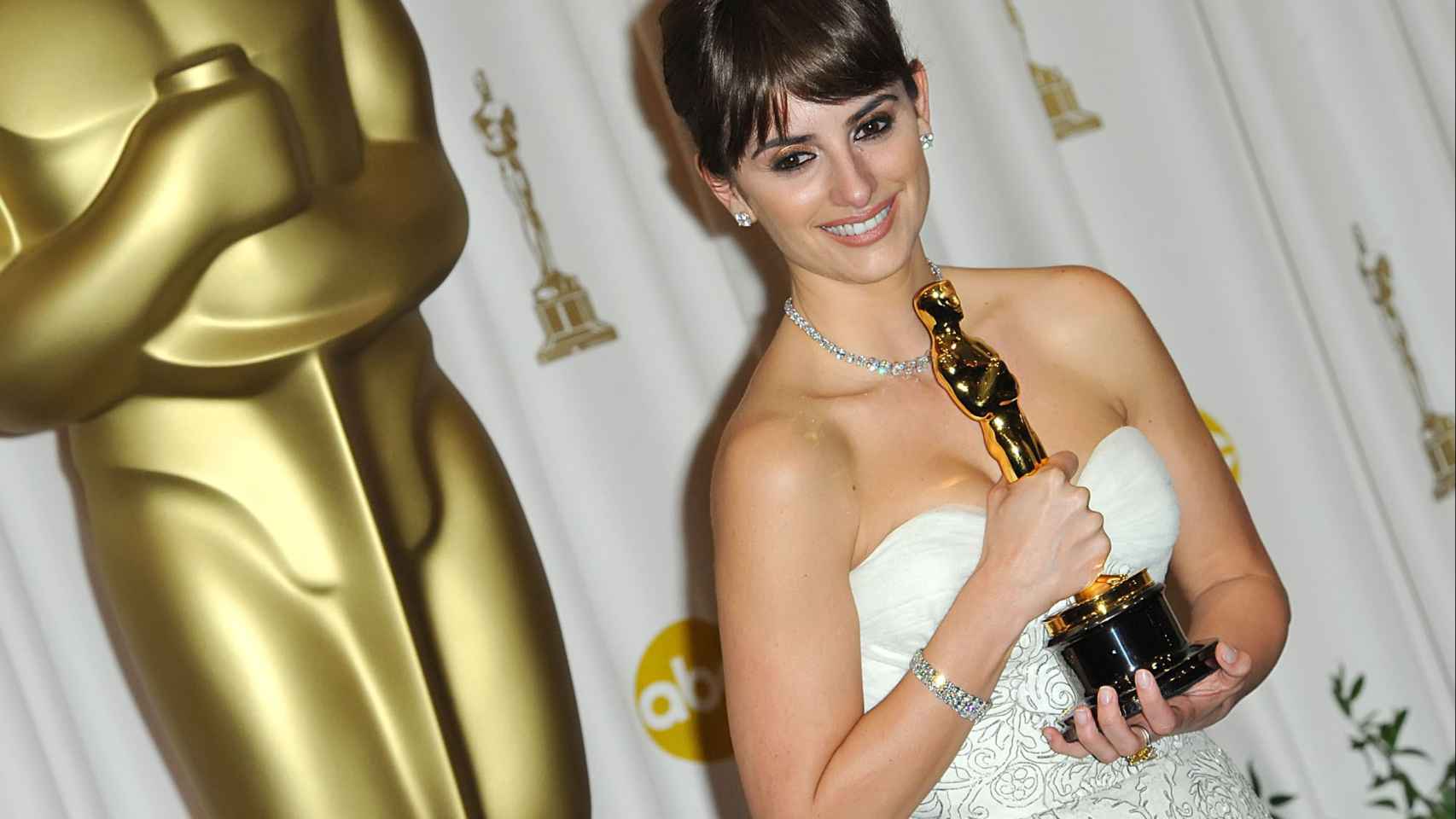 Gana el Oscar por la película 'Vicky Cristina Barcelona'.