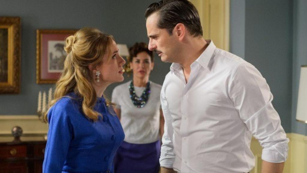 Ángela Cremonte y Asier Etxaendía en una escena de 'Amar es para siempre'.