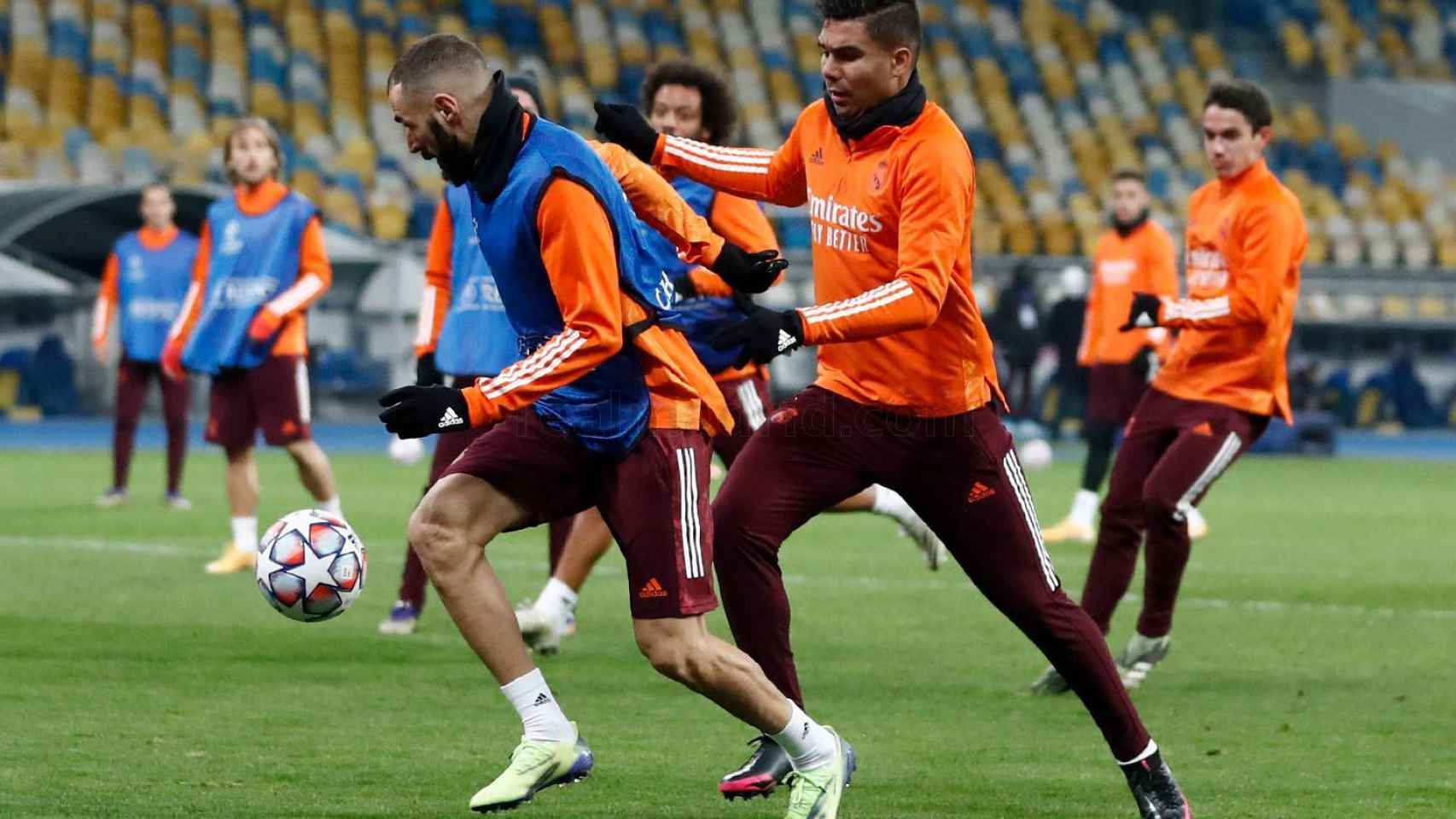 Karim Benzema y Casemiro, durante el entrenamiento en Kiev