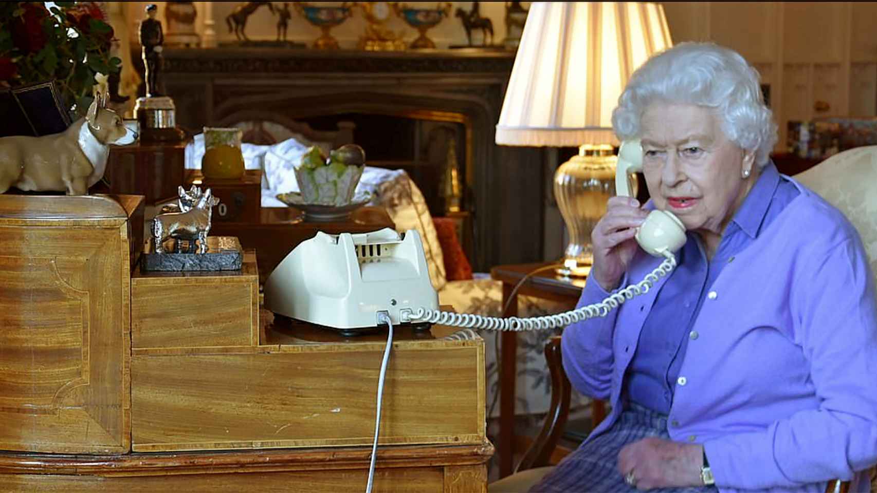 La reina Isabel atendiendo una llamada en Windsor.