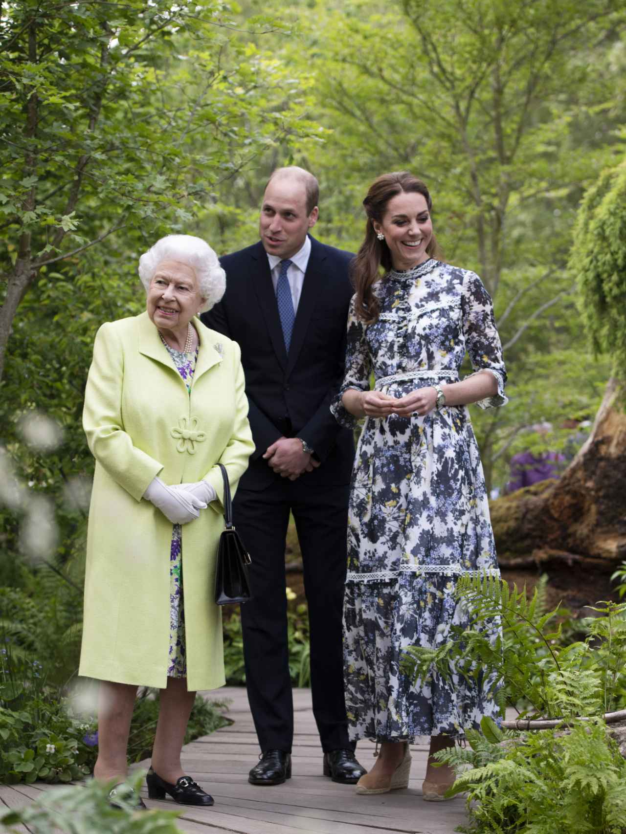 La reina Isabel, junto al príncipe Guillermo y Kate Middleton en uno de sus compromisos.