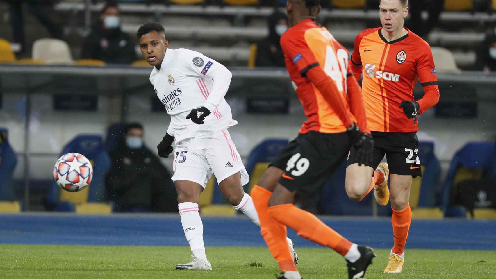 Rodrygo filtra un pase ante Vitao, en el Shakhtar Donetsk - Real Madrid