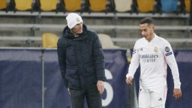 Lucas Vázquez pasa junto a Zidane durante el partido frente al Shakhtar