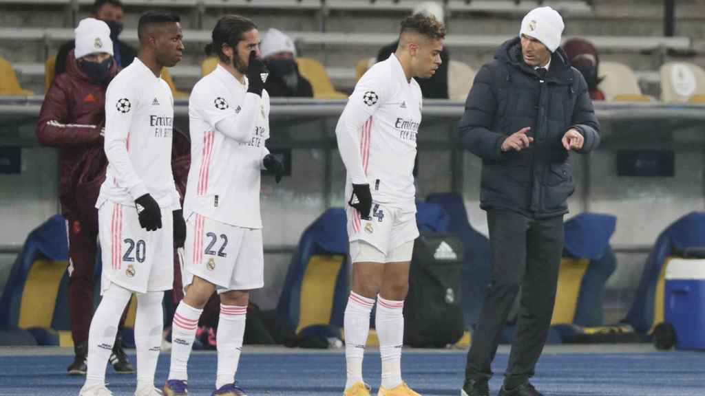 Vinicius, Isco y Mariano esperan junto a Zidane para saltar al campo