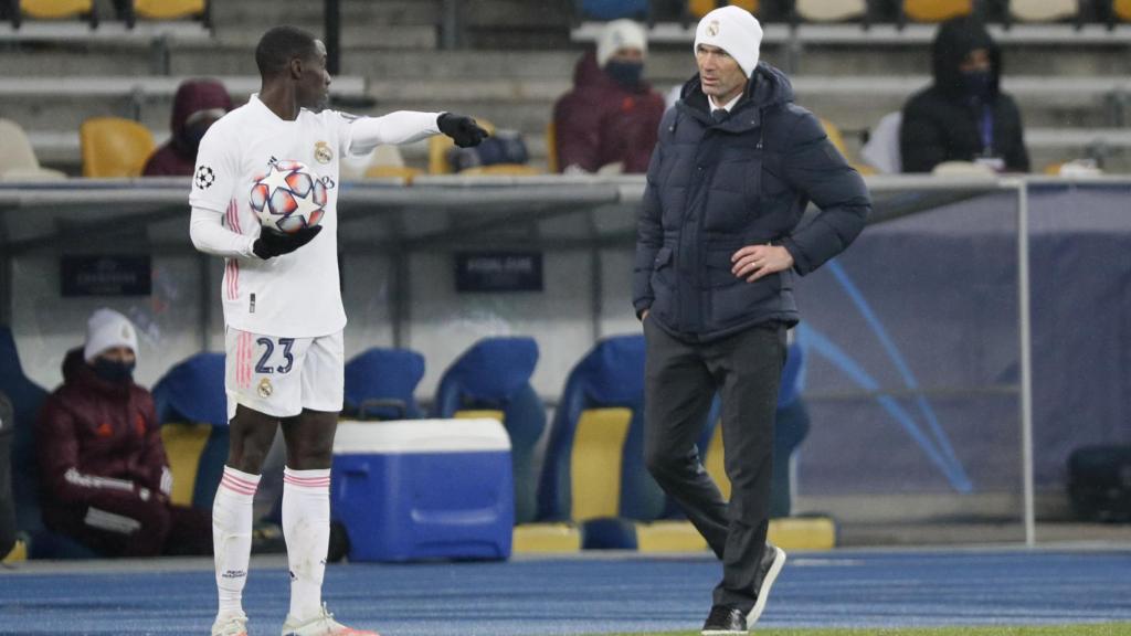Zidane habla con Mendy antes de un saque de banda