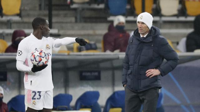 Zidane habla con Mendy antes de un saque de banda