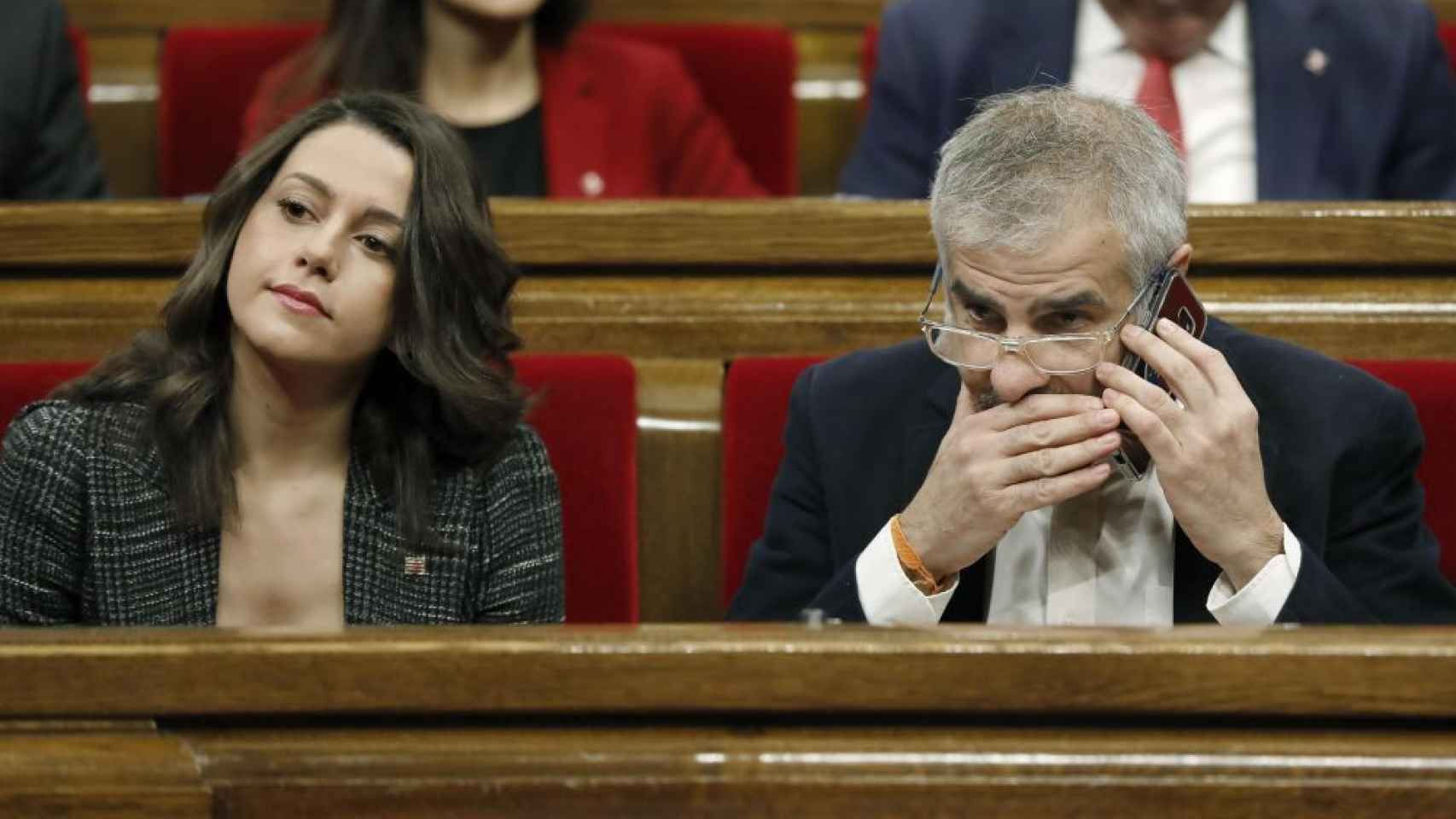 Inés Arrimadas y Carrizosa, su candidato en las catalanas, en el Parlament.