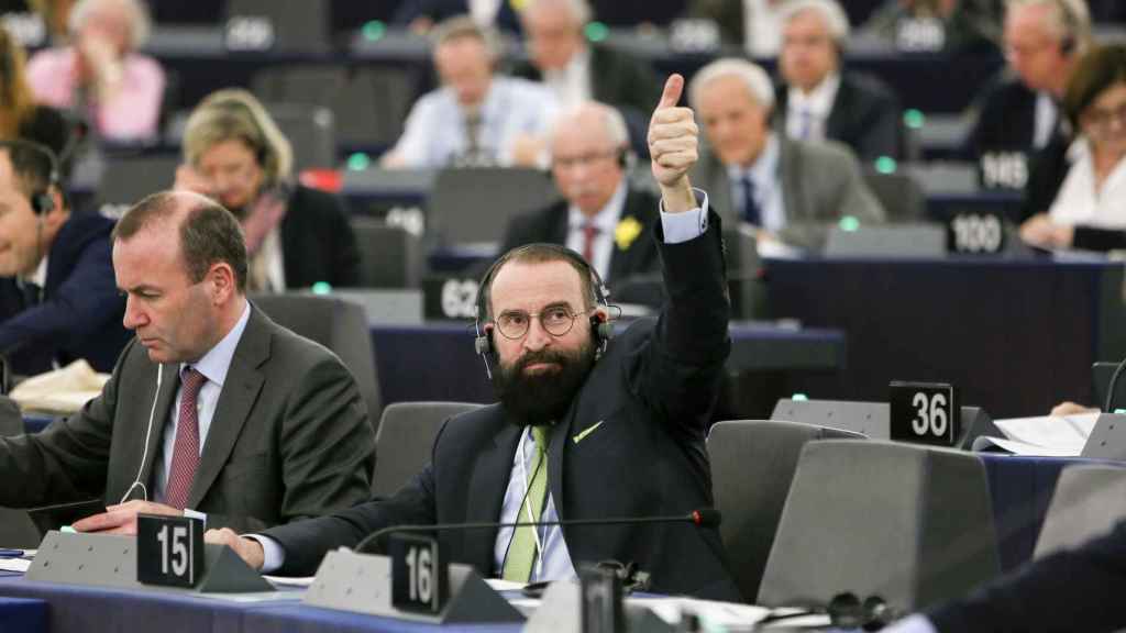 El ex eurodiputado de Fidesz, József Szájer, durante un pleno del Parlamento Europeo