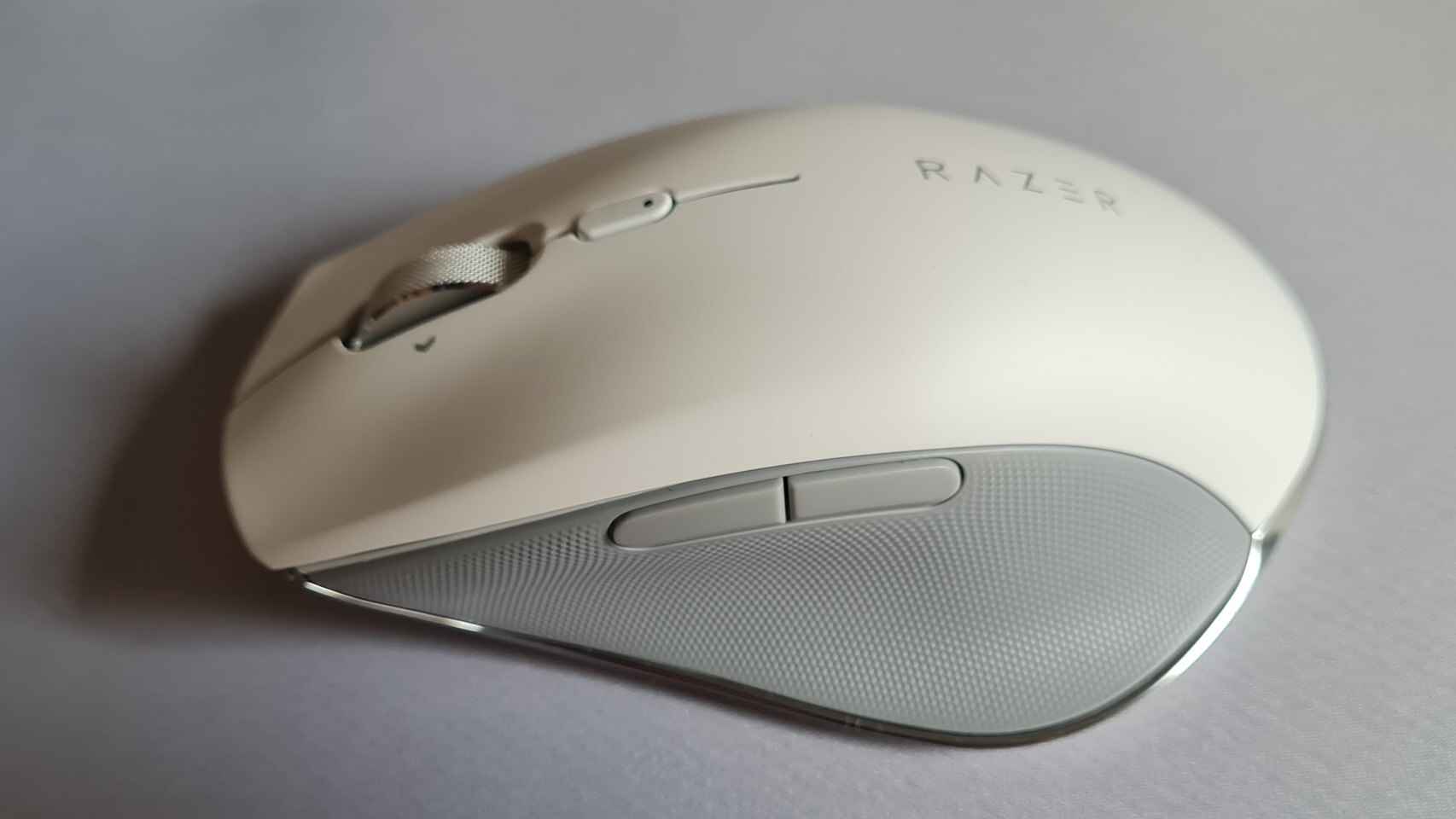 Con un esquema de color en blanco y gris, el Razer Pro Click destaca