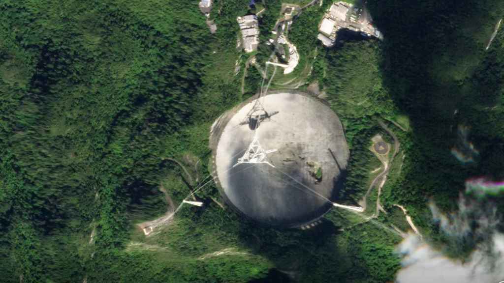 Toma aérea del radiotelescopio del Observatorio de Arecibo