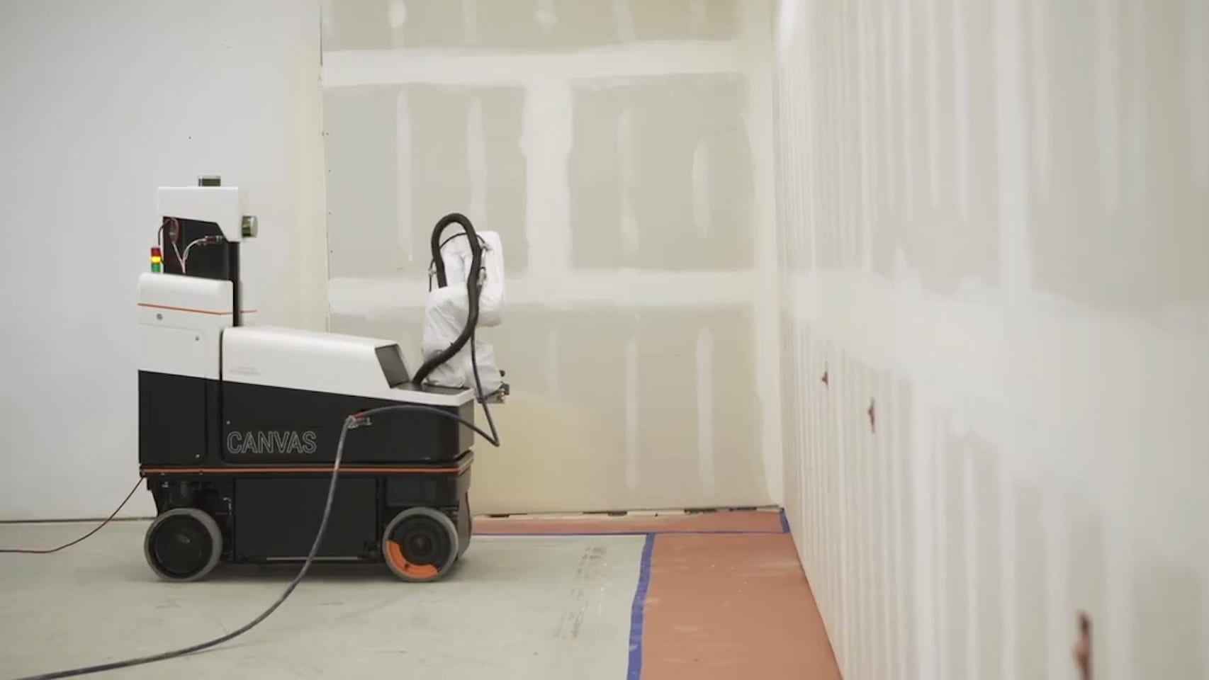 El robot puede escanear las paredes y aplicar un compuesto para paneles de yeso.