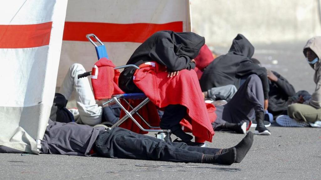 Varias personas llegadas al puerto de Canarias.