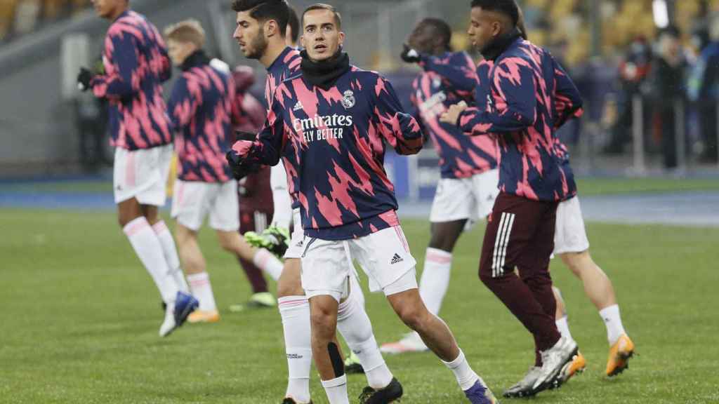 Lucas Vázquez y el resto de titulares del Real Madrid calientan antes del partido frente al Shakhtar Donetsk
