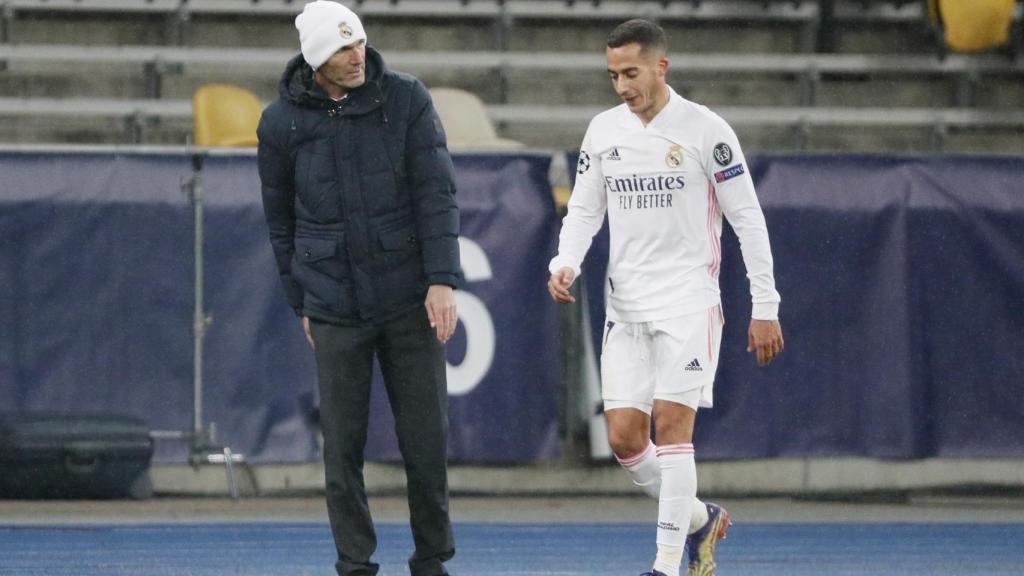 Zinedine Zidane y Lucas Vázquez, durante el partido frente al Shakhtar Donetsk