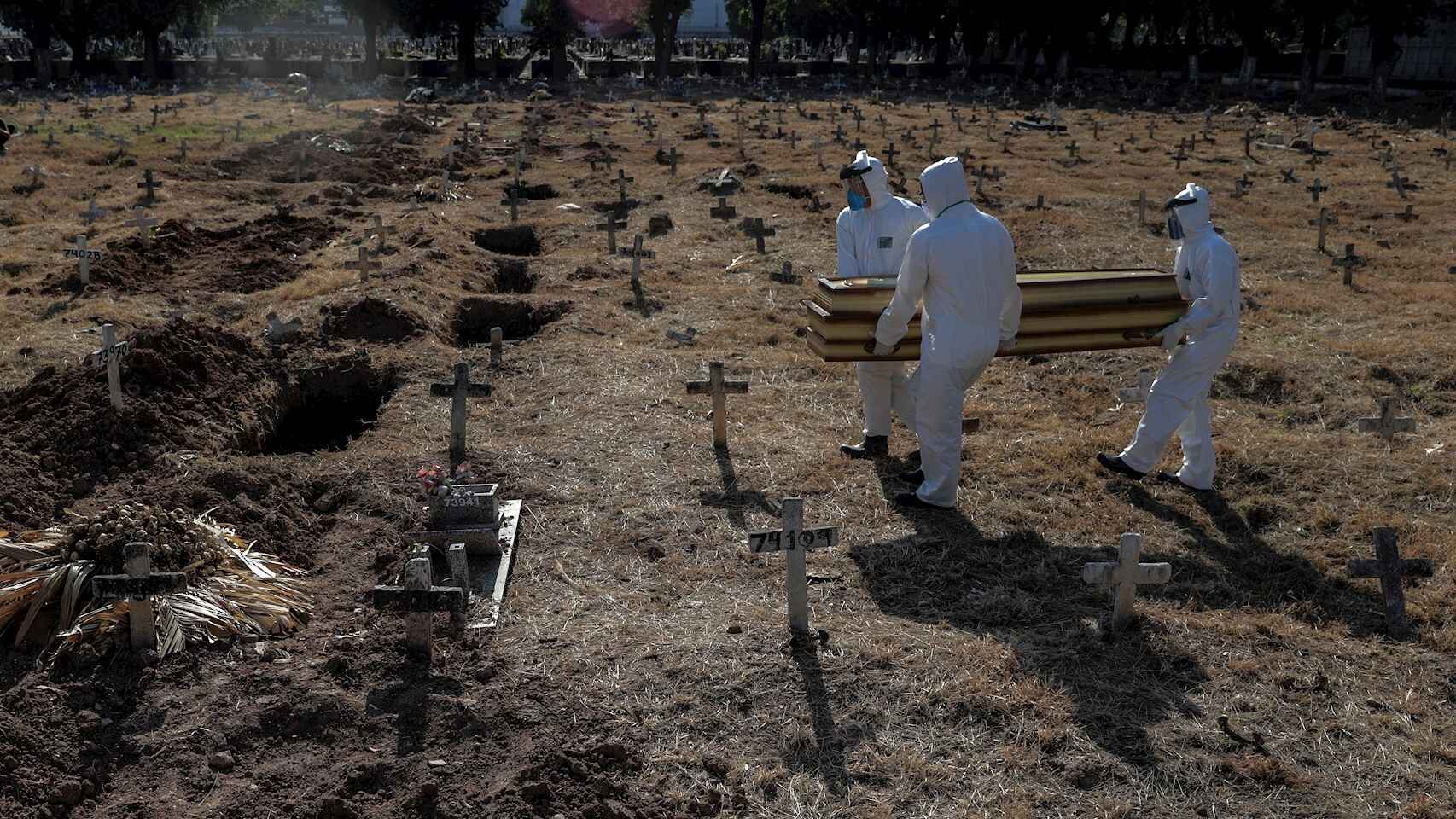 Fosas cavadas en Brasil para enterrar a víctimas de la Covid. EFE/Antonio Lacerda.