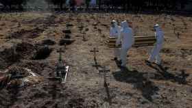Fosas cavadas en Brasil para enterrar a víctimas de la Covid. EFE/Antonio Lacerda.