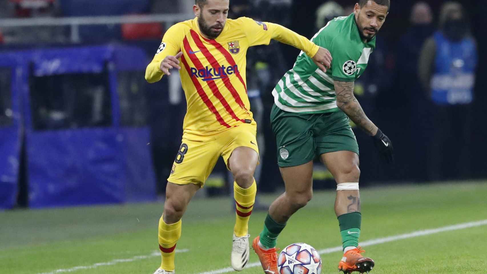 Jordi Alba conduce el balón ante la presión de Isael