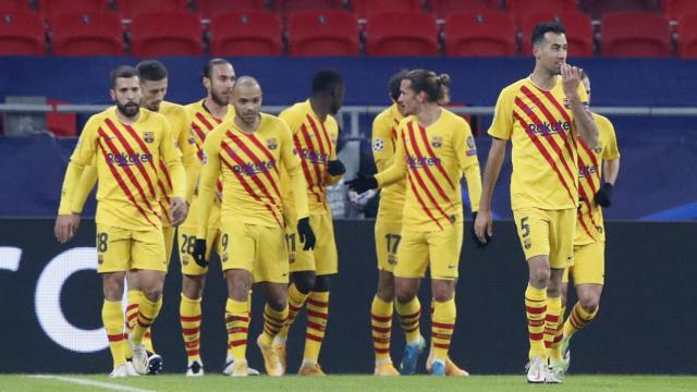 Piña de los jugadores del Barcelona en el Puskas Arena