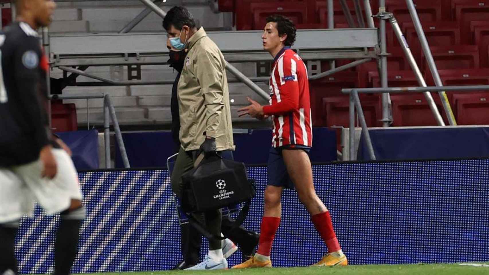 José María Giménez, abandona el campo lesionado en el Atlético de Madrid - Bayern Múnich